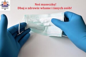 dłonie w rękawicach i karteczka z napisem "Noś maseczkę, chroń zdrowie własne i innych osób"