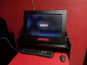 maszyna przypominająca komputer z wyświetljącym napisem always 77hot77 oraz napisem na obudowie bitcoin