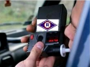 kierowca siedzący w pojeździe jest badany przez policjanta na zawartość alkoholu w wydychanym powietrzu