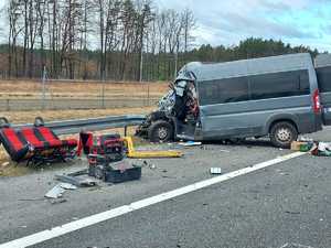 rozbity bus po wypadku na autostradzie A4