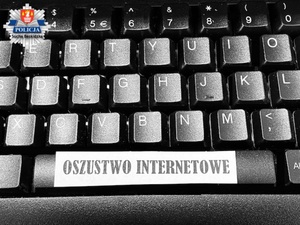 klawiatura komputerowa na której widnieje napis na przycisku spacja oszustwo internetowe a w górnym lewym rogu logo KPP Sucha Beskidzka