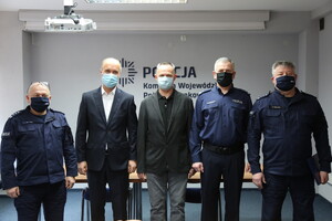 zastępcy komendanta wojewódzkiego policji w Krakowie wraz z trzema odchodzącymi na emeryturę naczelnikami
