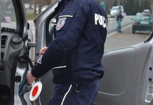 policjant w trakcie kontroli auta dostawczego