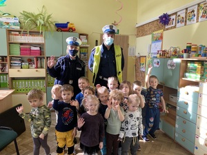 wspólne zdjęcie przedszkolaków z policjantką i policjantem