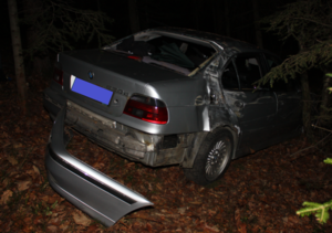 Uszkodzony samochód osobowy marki BMW. Pojazd jest koloru srebrnego