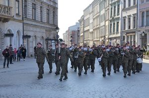 pochód w Narodowy Dzień Pamięci Żołnierzy Wyklętych w Krakowie - orkiestra wosjkowa