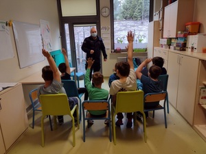 uczniowie podczas zajęć z krakowski policjantem