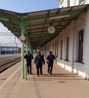 dworzec kolejowy w Nowym Sączu - policjant i sokiści podczas wspólnego patrolu