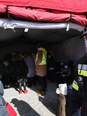 namiot, w którym schronili sie przybyli do Olkusza uchodźcy