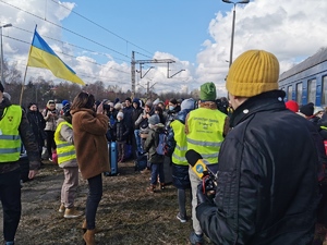 Obługa peronu, dziennikarze oraz Ukraincy, którzy wysiedli z pociągu