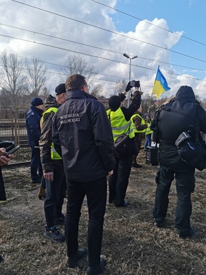 Wojewoda Małopolski, dziennikarze oraz czekający na pociąg z uchodźcami