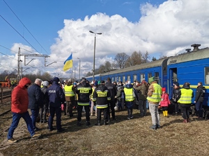 Wojewoda, słuzby mundurowe i dziennikarze oraz Ukraincy wysiadający na peron