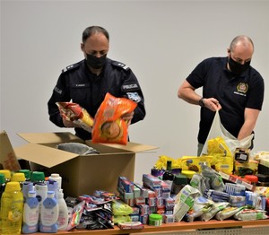 Komendant Miejski Policji i członek IPA Nowy Sącz pakują produkty do paczek