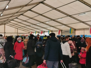 Przyjezdni uchodźcy w nowym namiocie o powierzchni 1000 metrów kwadratowych (2)