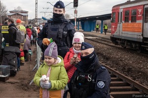 Wspólne zdjęcie policjantów z dwójką dzieci