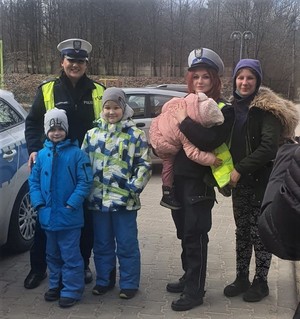 policjantki wydziału ruchu drogowego z dziećmi i matką z Ukrainy