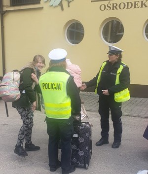 policjantki wydziału ruchu drogowego  pomagają w zakwaterowaniu uchodźców