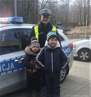policjantka  wydziału ruchu drogowego z dziećmi z Ukrainy
