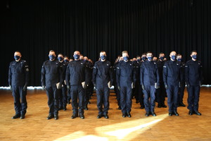 zdjęcie grupowe nowo przyjętych policjantów