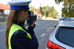policjantka dokonuje pomiaru prędkości