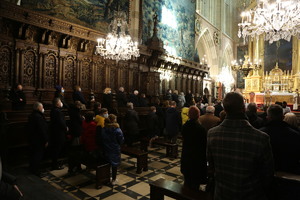 wnętze katedry - wierni na mszy świętej
