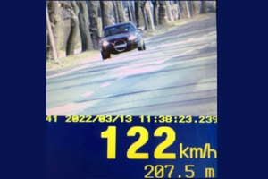zdjęcie samochodu i prędkość 122 km/h
