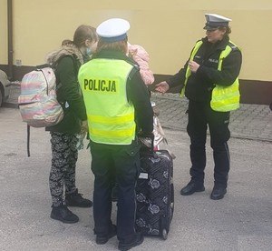 KPP Oświęcim. Policjantki podczas rozmowy z uchodźcami