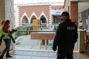 Krakowski ośrodek plaza. Policjant w trakcie patrolu