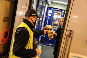 policjant daje misia chłopcu w pociągu