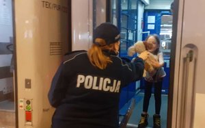 policjantka daje misia dziewczynce