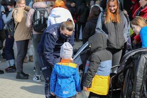 policjantka przy punkcie pomocy uchodźcom w krakowskiej Plazie
