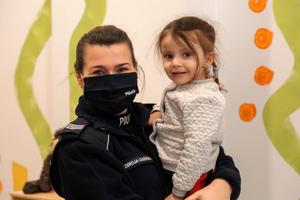 policjantka z dziewczynką z Ukrainy