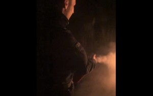 Policjant gasi pożar łaki