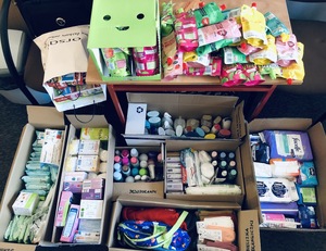 artykuły pierwszej potrzeby w kartonowych pudłach