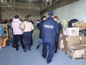 policjanci rozmawiają z wolontariuszami