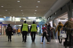 policjanci patrolują krakowski dworzec