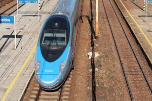 pociąg stojący na peronie