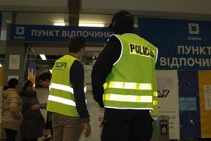 policjant z wolontariuszem na krakowskim dworcu