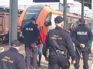 umundurowani policjanci oraz Straż Ochrony Kolei na dworcu PKP w Tarnowie