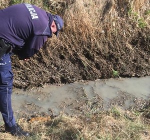 KPP Oświęcim. Policyjny pirotechnik dokonuje sprawdzenia czy znaleziony przedmiot jest pociskiem