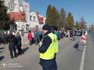 funkcjonariusze przed ambasadą Ukrainy