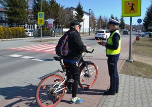 policjantka rozmawia z rowerzystą o bezpieczeństwie