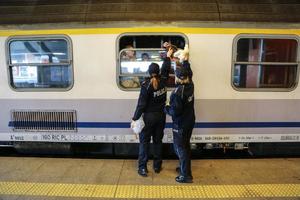 policjantki przez okno pociągu przekazują miśki (2)