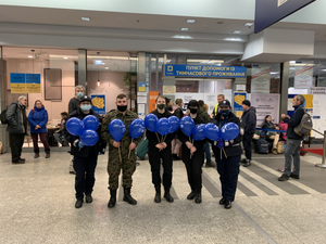 Służby mundurowe przed Punktem Informacyjnym Wojewody Małopolskiego