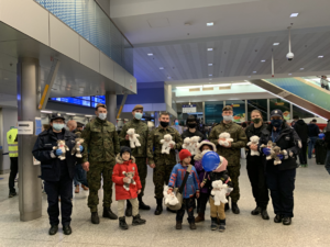 zdjęcie służb mundurowych z dziećmi z Ukrainy