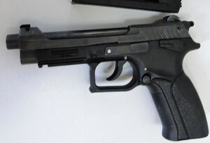 zabezpieczona broń z amunicją