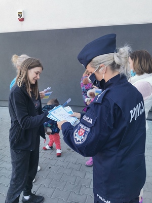 Policjantka informuje Ukrainkę znającą polski język o możliwości korzystania z  Krajowej Mapy Zagrożeń Bezpieczeństwa