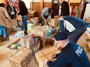 policjanci i pracownicy policji pakują dary w PCK Lachowice