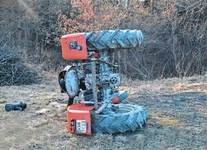 czerwony ciągnik rolniczy przewrócony na bok - Krasne Potockie