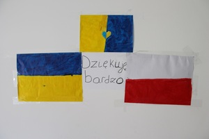 flagi barwy Ukrainy i Polski, pomiędzy flagami napis o treści Dziękuję bardzo